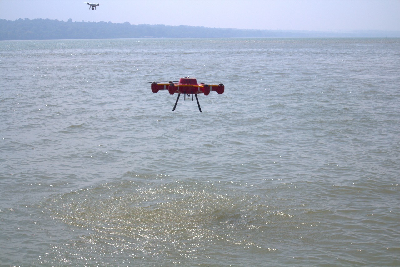 Drone Sniffing Besutan Its Saat Menjalani Proses Uji Floater System Di Atas Permukaan Laut Di Pelabuhan Tanjung Perak Surabaya
