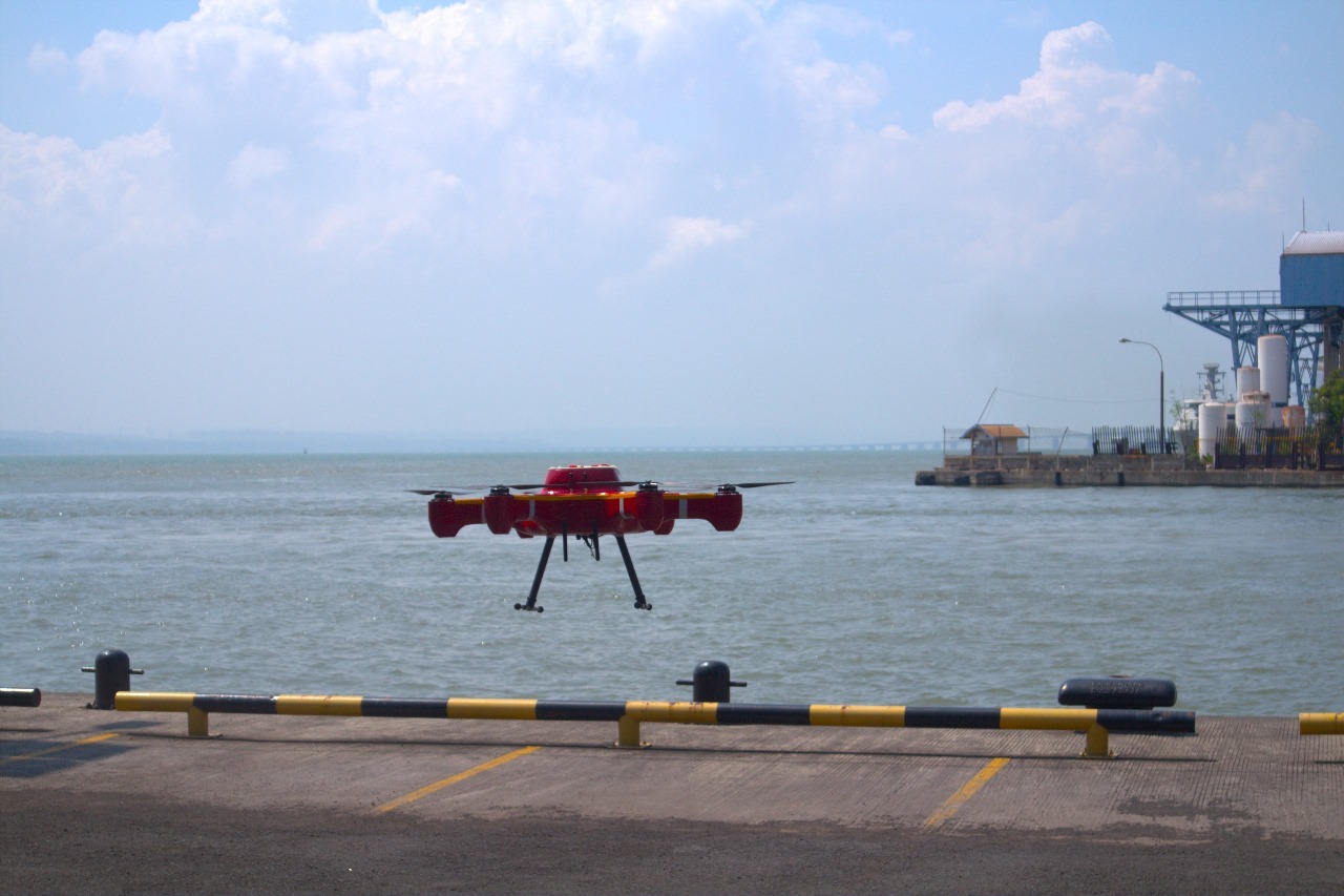 Drone Sniffing Saat Akan Melakukan Uji Coba Floater System Di Pelabuhan Tanjung Perak Surabaya