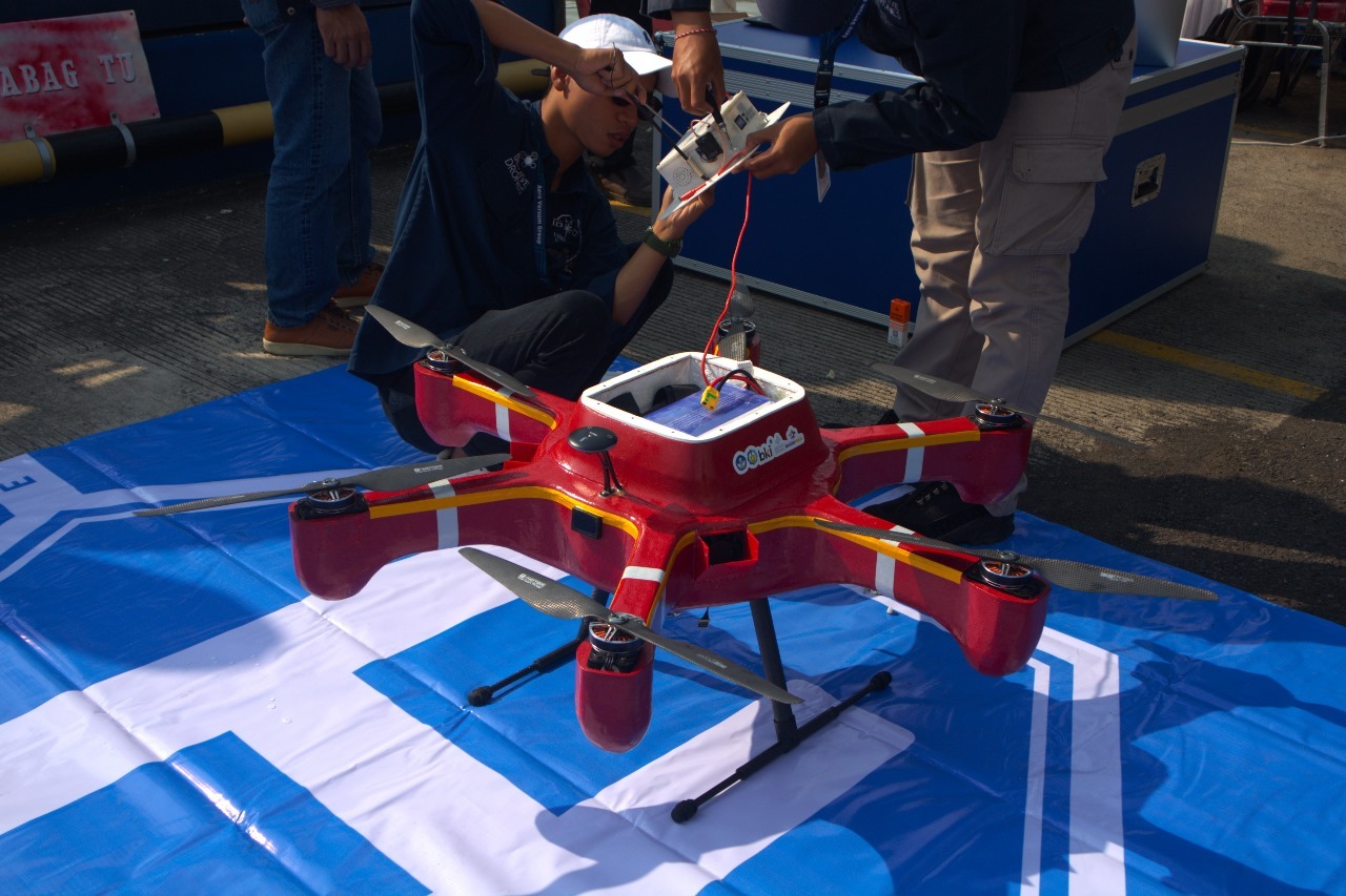 Salah Satu Anggota Beehive Drones Saat Menyiapkan Drone Sniffing Untuk Uji Coba Di Pelabuhan Tanjung Perak Surabaya