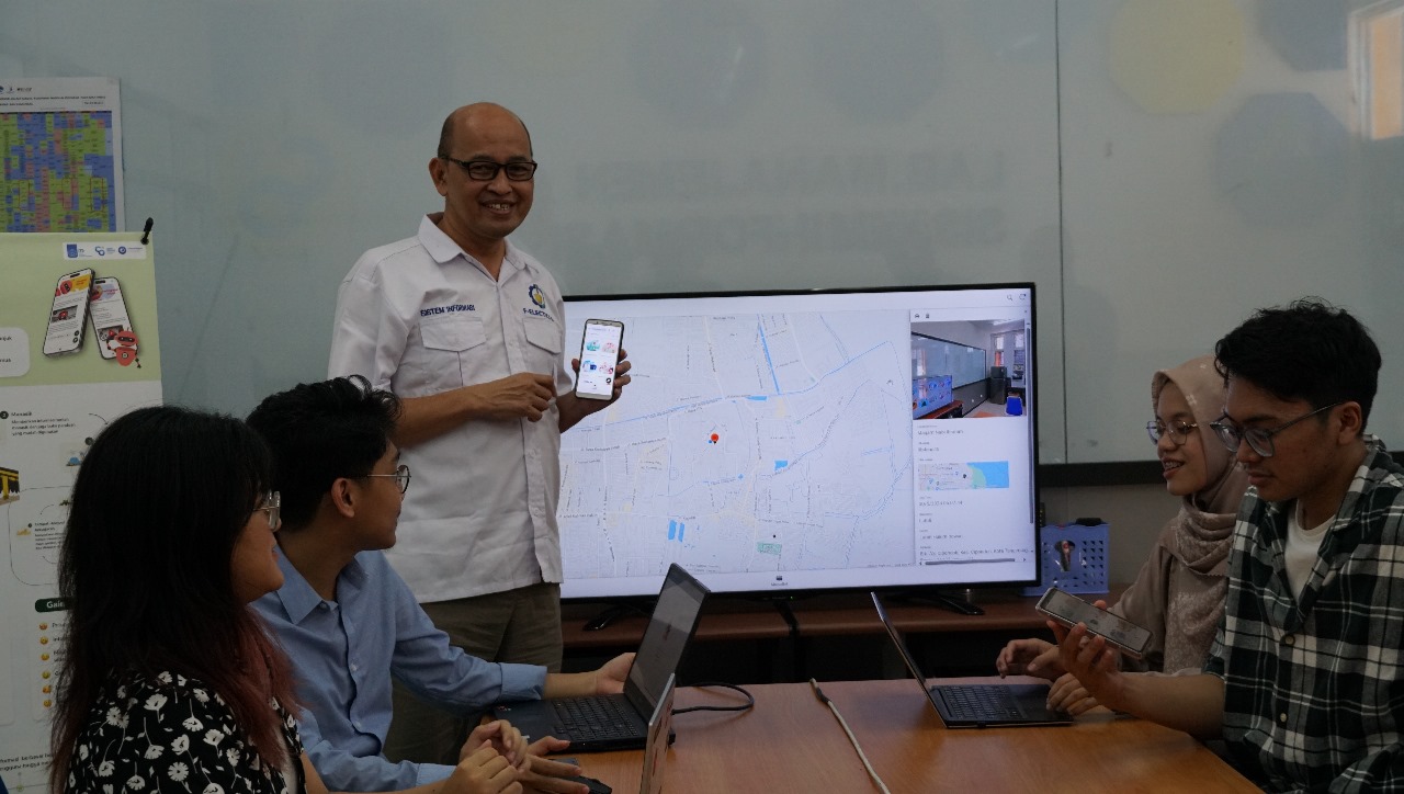 Tim Pengembang Aplikasi Meccabot Saat Simulasi Fitur Navigasi Petunjuk Lokasi Untuk Jemaah Haji Dan Umrah