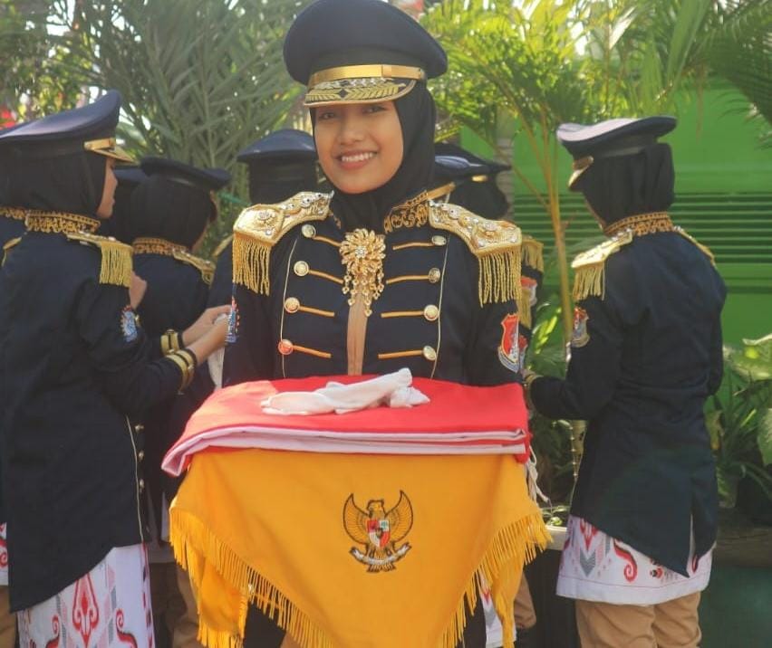 Amiera Naora Rizqy Fitri Ariefah Saat Menjadi Pembawa Bendera Dengan Kostum Paskibraka