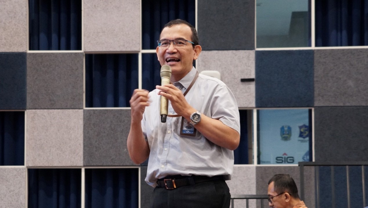 Dekan Fsad Its Prof Hamzah Fansuri Ssi Msi Phd Saat Memberikan Pertanyaan Di Sesi Tanya Jawab