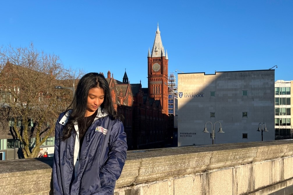 Salma Arthi Menon Saat Mengenakan Jaket Himpunan Mahasiswa Teknik Kelautan Its Di Liverpool University Britania Raya