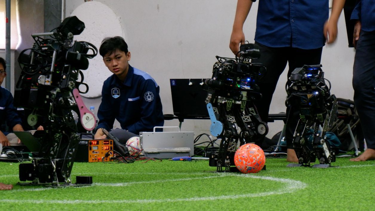 Tim Ichiro Its Saat Bertanding Di Kri 2024 Wilayah Ii Dalam Kategori Kontes Robot Sepak Bola Indonesia Krsbi Humanoid 2