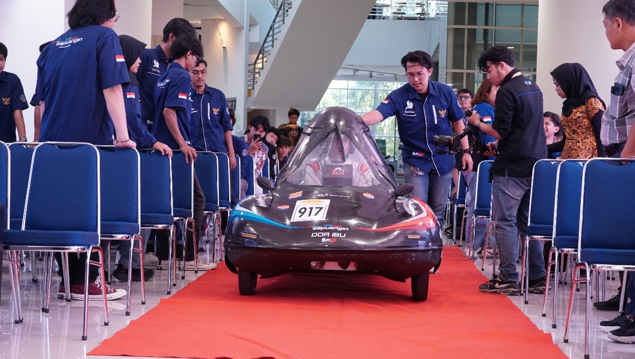 Tim Sapuangin Its Saat Meluncurkan Mobil Urban Terbarunya Sapuangin Xi Evo 3 Untuk Berlaga Di Ajang Shell Eco Marathon 2024