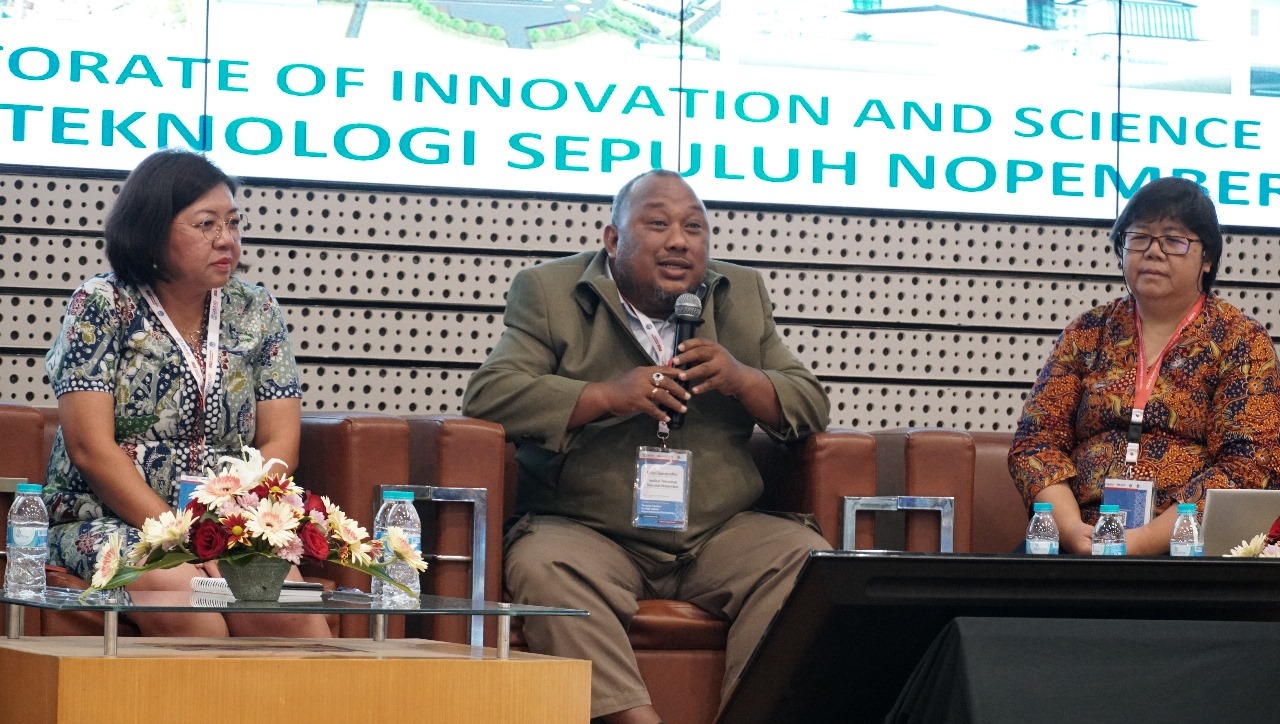 Direktur Inovasi Dan Kawasan Sains Teknologi Dikst Its Dr Eng Kriyo Sambodho St Meng Tengah Dan Direktur Kemitraan Global Its Dr Maria Anityasari Kanan Saat Jadi Pembicara