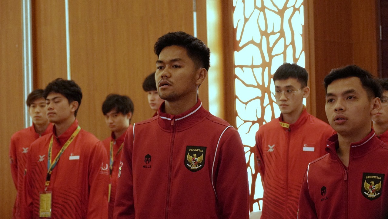 Para Atlet Dari Indonesia Yang Menghadiri Acara Pembukaan Cabang Olahraga Handball Asean University Games Ke 21 Terlihat Khidmat Menyanyikan Lagu Kebangsaan Indonesia Raya