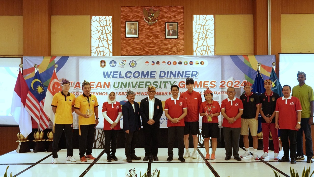 Rektor Its Ir Bambang Pramujati St Msceng Phd Enam Dari Kiri Bersama Para Wakil Rektor Perwakilan Abti Dan Perwakilat Atlet Handball Dari Masing Masing Negara Peserta