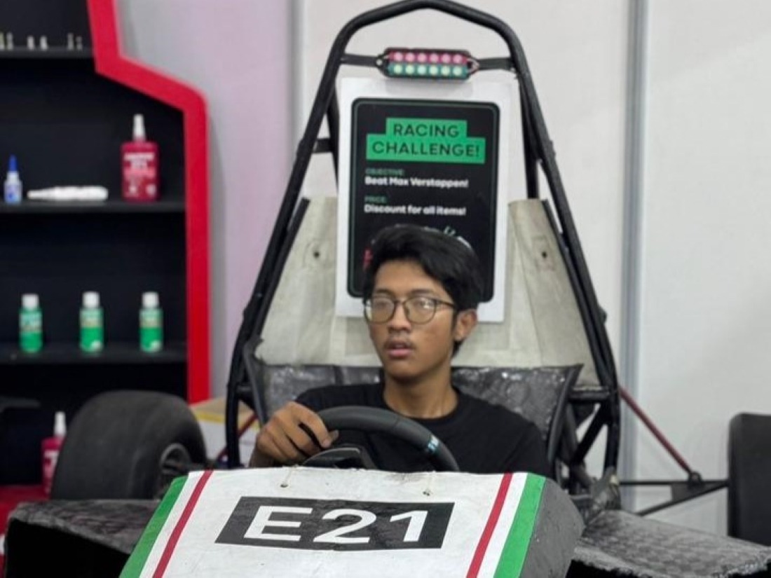 Salah Satu Pengunjung Giias 2024 Yang Mencoba Simulator Mobil Formula 1 Di Dalam Chassis Anargya Formula Ev Mark 3.0 Yang Dipamerkan Oleh Tim Anargya Its