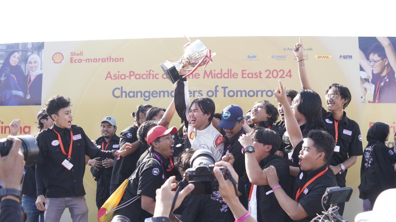 Tim Sapuangin Its Ketika Menerima Penghargaan Juara Pertama Regional Championship Pada Shell Eco Marathon Asia Pacific And The Middle East 2024