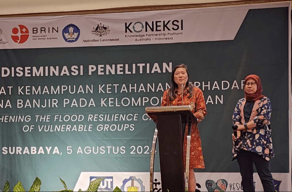 Kiri Associate Professor Dr Connie Susilawati Bersama Kanan Dosen Teknik Sipil Its Dr Farida Rachmawati St Mt Saat Memberikan Kata Sambutan