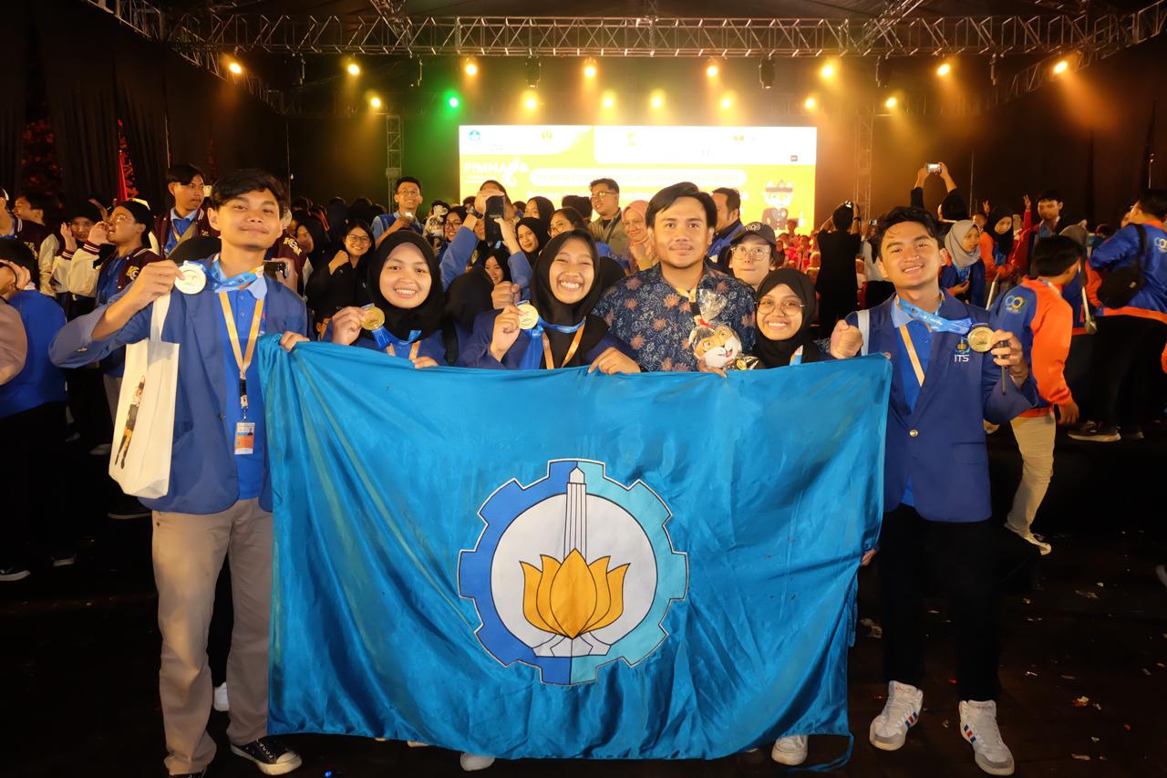 Tepy Lindia Nanta Dua Dari Kiri Bersama Tim Pkm Perwakilan Its Saat Membawa Pulang Medali Di Ajang Pekan Ilmiah Mahasiswa Nasional Pimnas Ke 36